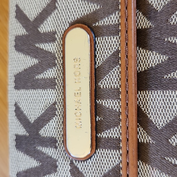 Michael Kors Austin Flap Wallet - Picture 2 of 9